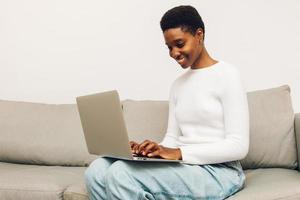 femme utilisant un ordinateur portable à la maison photo