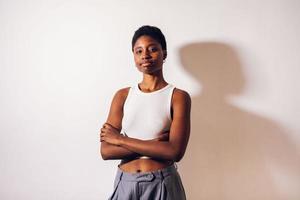 femme noire posant sur un studio de fond blanc photo