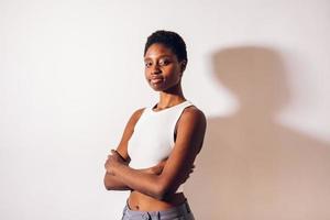 femme noire posant sur un studio de fond blanc photo