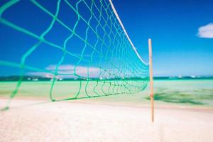 filet de volley-ball en gros plan sur la plage exotique tropicale vide photo