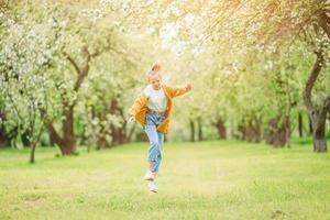 petite fille souriante jouant dans le parc photo