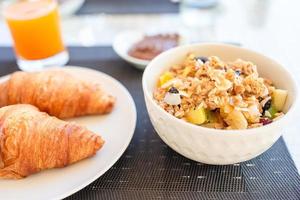 petit déjeuner frais et délicieux au restaurant de l'hôtel. photo