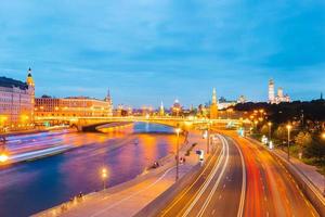 vue panoramique sur le point de repère de moscou pendant le coucher du soleil depuis le parc zaryadye photo