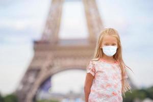 adorable petite fille à paris fond la tour eiffel en france photo