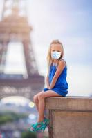 adorable petite fille à paris fond la tour eiffel en france photo