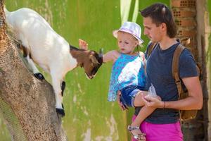 petite fille et papa heureux en bonnets de noel profitent des vacances de noël photo