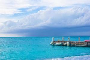 jetée de plage parfaite sur l'île des caraïbes à turks et caicos photo