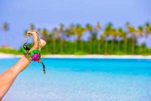 maillot de bain gros plan sur fond d'eau turquoise et de palmiers photo