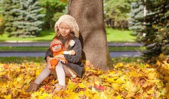 jolie petite fille à la chaude journée d'automne ensoleillée en plein air photo