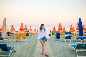 jeune femme profitant de la journée d'été sur la plage. vacances à la plage en europe photo