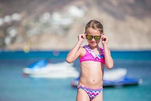 petite fille ensemble sur la plage en vacances photo