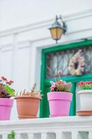 pots de fleurs traditionnels grecs colorés avec des fleurs sur les marches dans les rues du vieux village de grèce photo