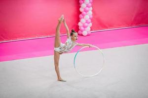 petit gymnaste s'entraînant sur le tapis et prêt pour les compétitions photo