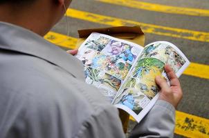 homme lisant un dessin animé photo
