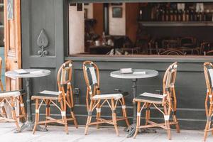 restaurant en plein air vide d'été en europe. photo