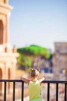 adorable petite fille devant le colisée à rome, italie. enfant passant son enfance en europe