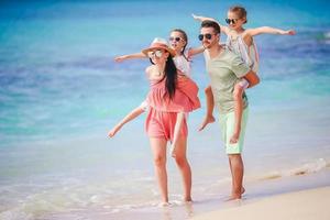 jeune famille en vacances sur la plage photo