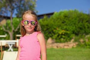 portrait d'adorable petite fille à l'extérieur photo