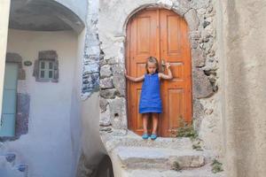 petite fille mignonne dans le village médiéval d'emporio sur l'île de santorin, grèce photo