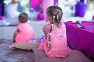 deux petites filles sur une plage tropicale aux philippines photo