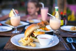 burger et frites sur plaque blanche pour le déjeuner photo