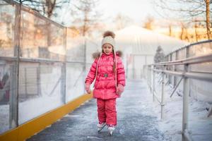 adorable petite fille appréciant le patinage à la patinoire photo