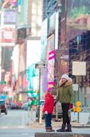 heureuse mère et petite fille à manhattan, new york city, new york, usa. photo