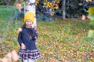 petite fille dans le parc d'automne à l'extérieur photo