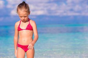 adorable petite fille à la plage pendant les vacances d'été photo