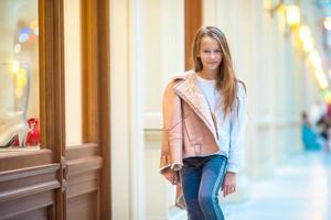 adorable petite fille sur le shopping dans le centre commercial photo