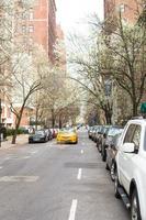 taxi américain dans la rue à new york city photo