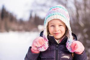 portrait de petite adorable fille heureuse dans la neige journée d'hiver ensoleillée photo