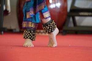 Détail du pied de danse traditionnelle de l'Inde photo