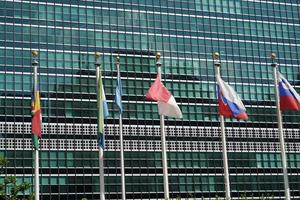 Drapeaux à l'extérieur du bâtiment des Nations Unies à New York, 2022 photo