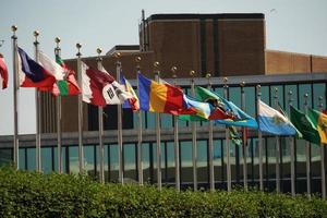 Drapeaux à l'extérieur du bâtiment des Nations Unies à New York, 2022 photo