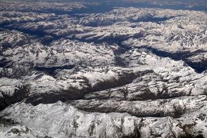 paysage panoramique vue aérienne des alpes depuis l'avion photo