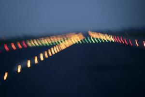 lumières de l'aéroport en mouvement lors du décollage de nuit photo