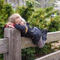 adorable petite fille s'amuser dans central park à new york city photo