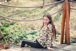 petite fille dans un parc extérieur le week-end photo