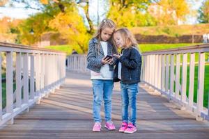 adorables petites filles à la chaude journée d'automne à l'extérieur photo