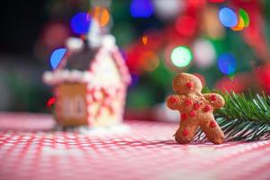 bonbons de fond de bonhomme en pain d'épice maison de gingembre et lumières d'arbre de Noël photo