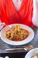 spaghetti à la bolognaise dans l'assiette blanche photo