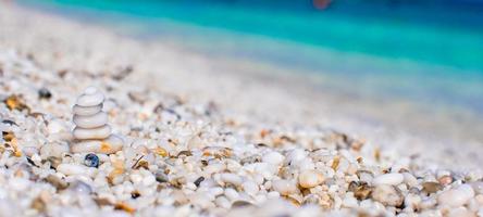 pile de petites pierres blanches sur la plage de galets tropicaux photo