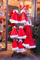 chapeaux de noël dans la rue en vente photo