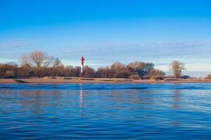 grande usine sur fond de lac bleu photo