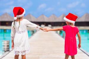 petites filles en chapeaux rouges pendant les vacances de noël photo