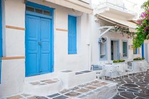 les rues étroites de l'île aux balcons bleus, escaliers et fleurs. belle architecture extérieure de bâtiment de style cycladique. photo