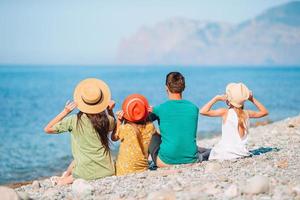 jeune famille en vacances s'amuse beaucoup photo