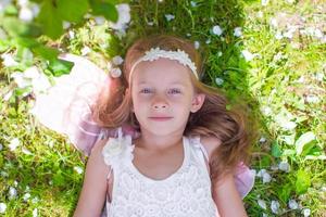 portrait d'une adorable petite fille dans un jardin de pommiers en fleurs photo