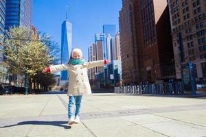 adorable petite fille marchant dans la ville de new york au printemps ensoleillé photo